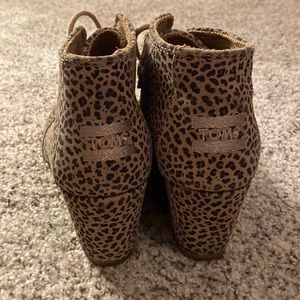 TOMS size 7. Leopard print.